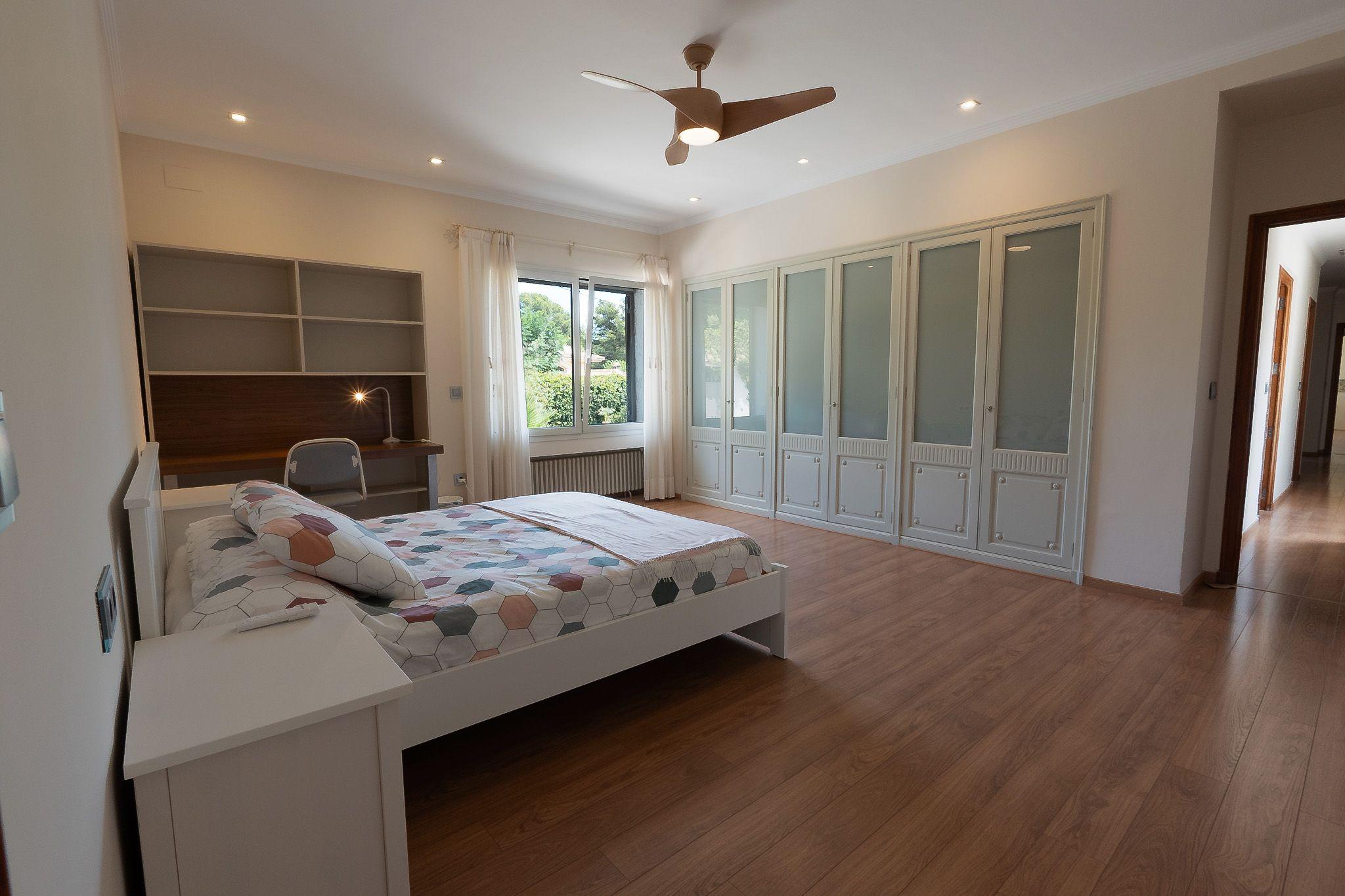 XL Oakwood room with king-size bed, fitted wardrobes and garden window