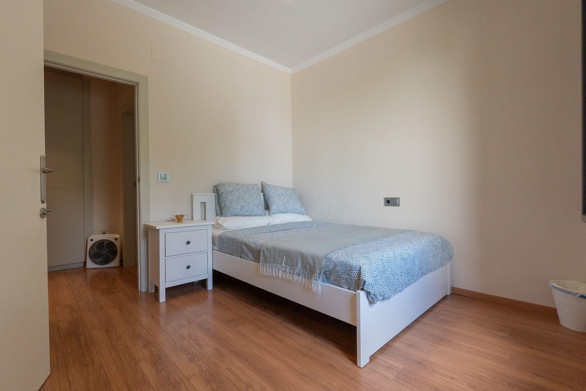 Medium Wimbledon room with queen-size bed and ensuite bathroom entrance