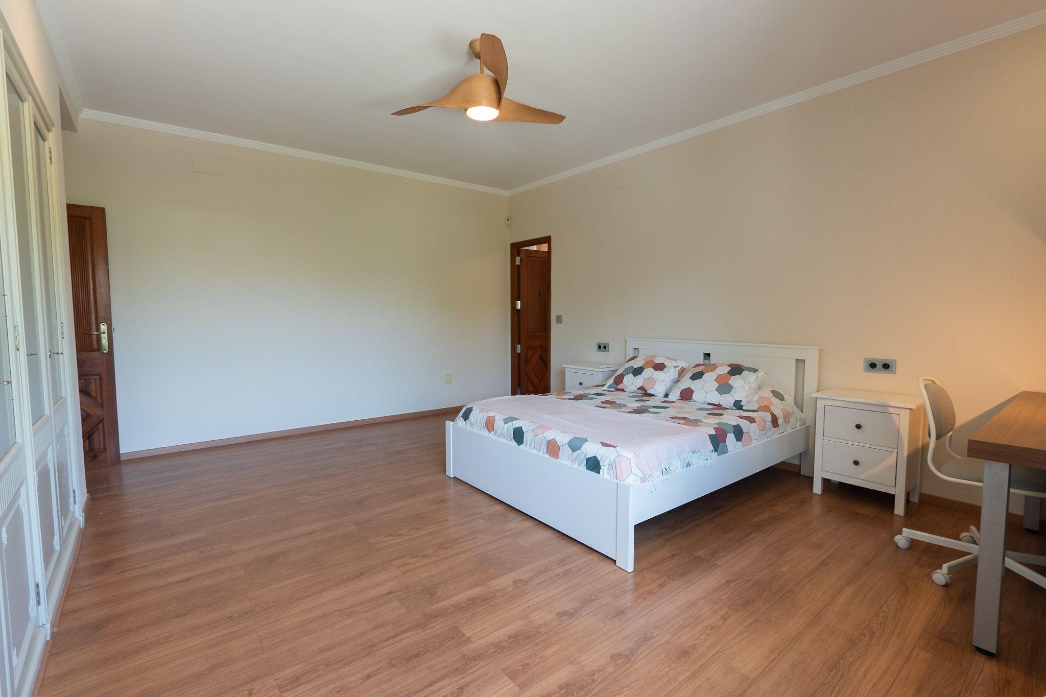 XL Oakwood room with king-size bed, ceiling fan and private workspace