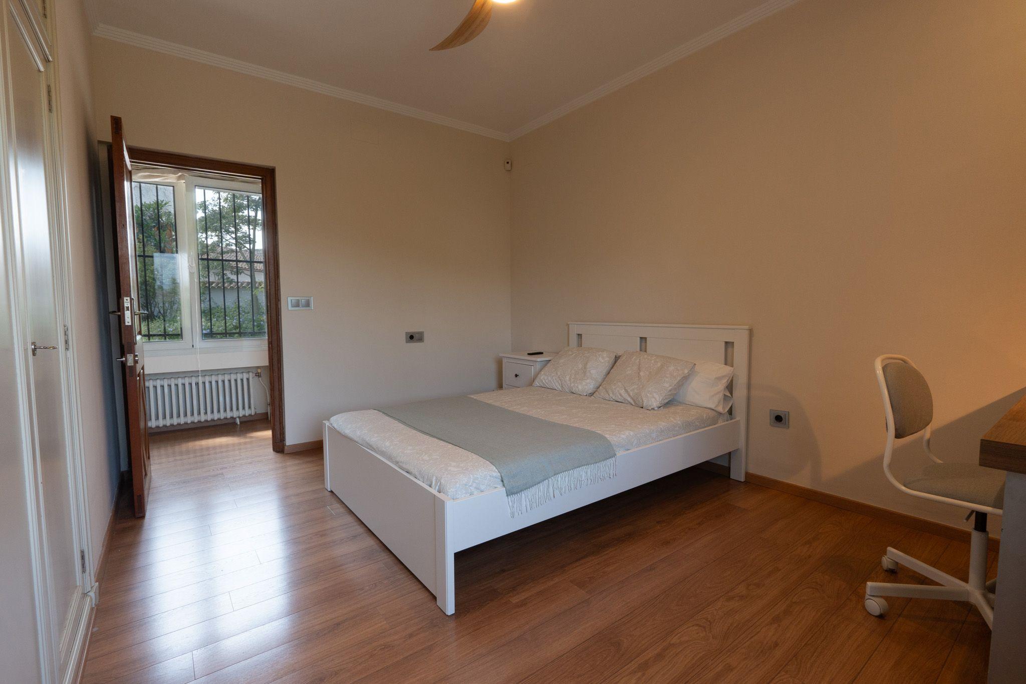 Large Tozal room with queen-size bed and garden window