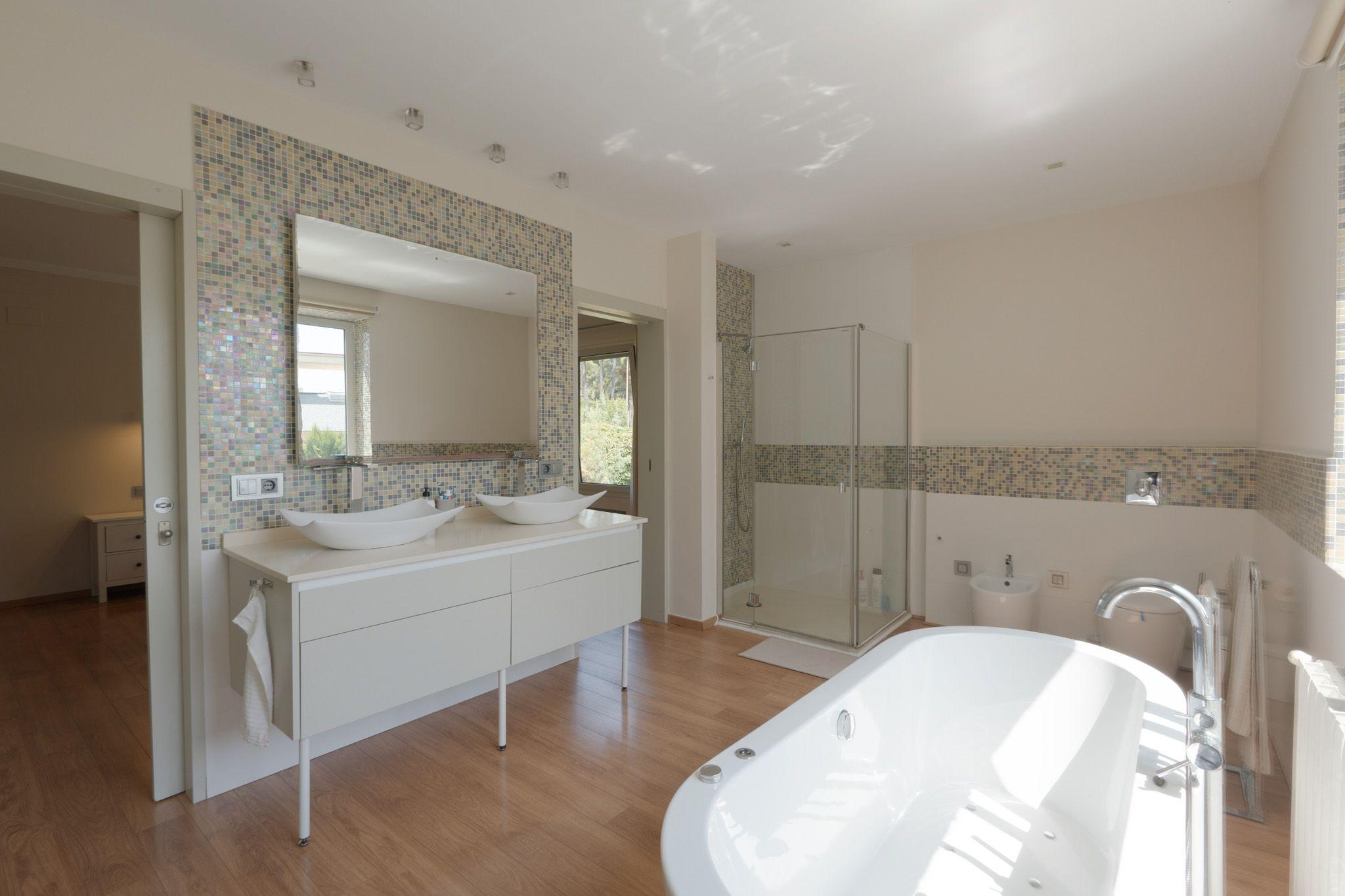 Ensuite bathroom of the Kingston room with double sink, freestanding bathtub, shower and mosaic tiles