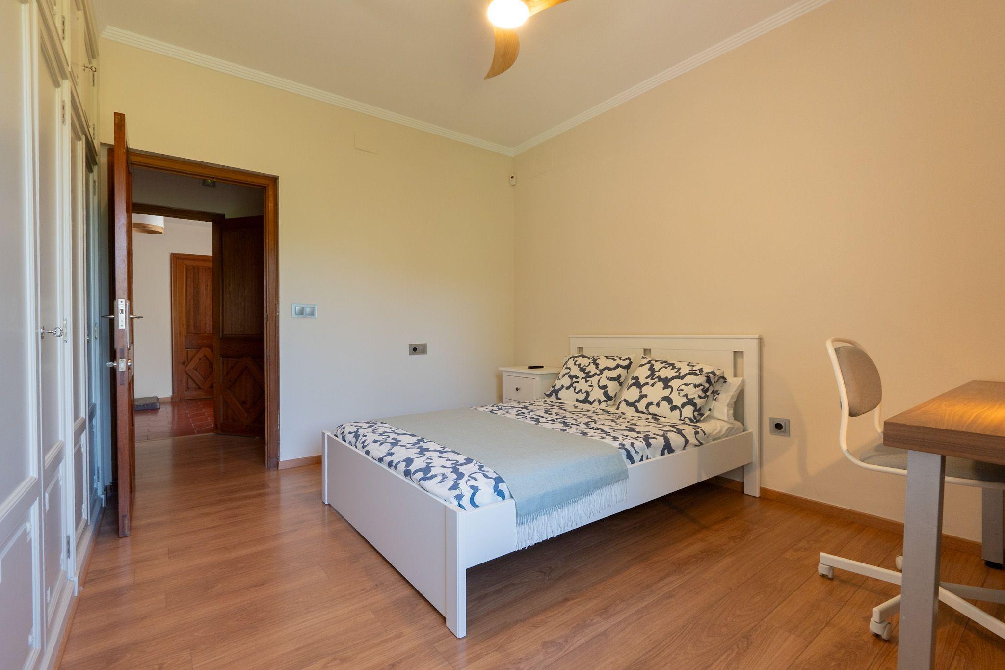 Large Alginet room with queen-size bed, private workspace and ceiling fan
