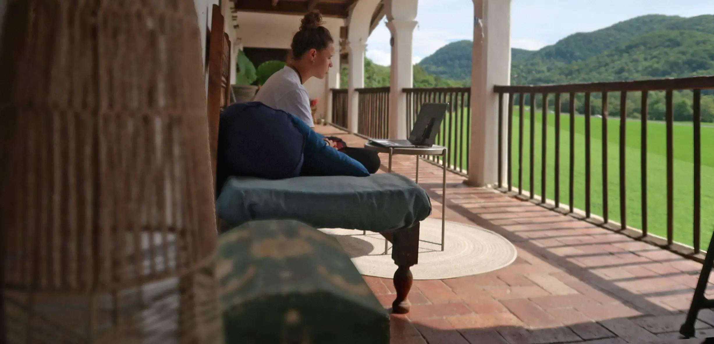Teletrabaja al aire libre desde nuestro coliving rural en catalunya, en la montaña