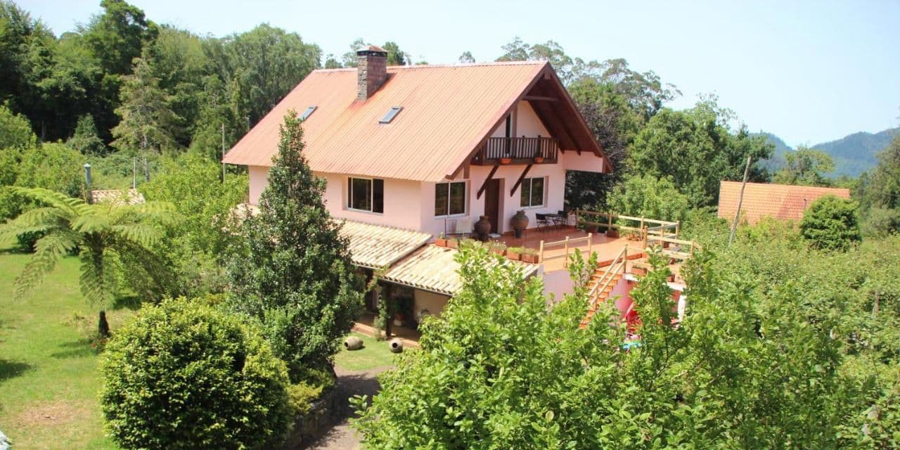 Exterior view of the Santo da Serra II house surrounded by lush greenery