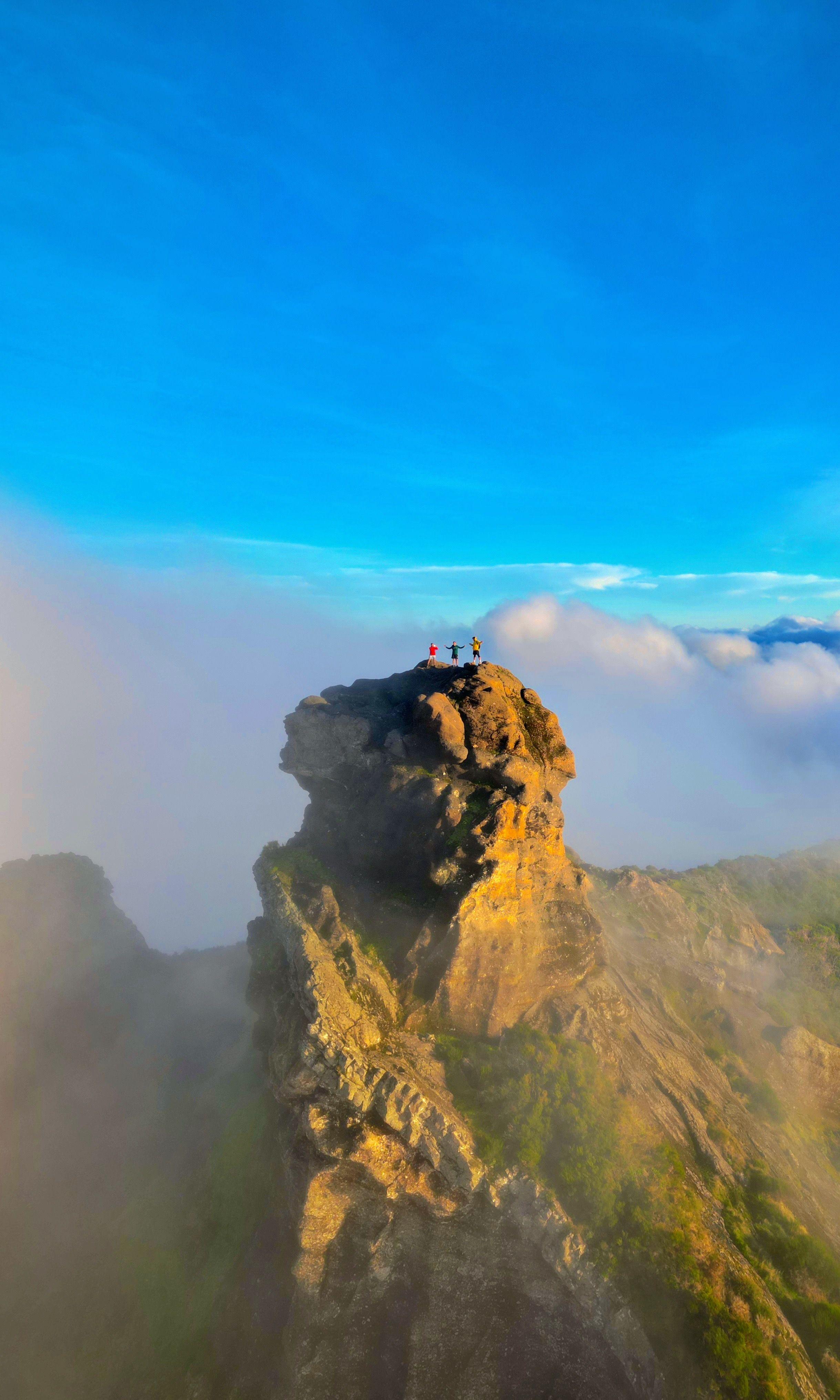 Figo, Seb, and Marek, guests of Homeoffice Madeira, challenge themselves by climbing Pico Grande, capturing their shared sense of achievement and creating lasting memories of their adventure.