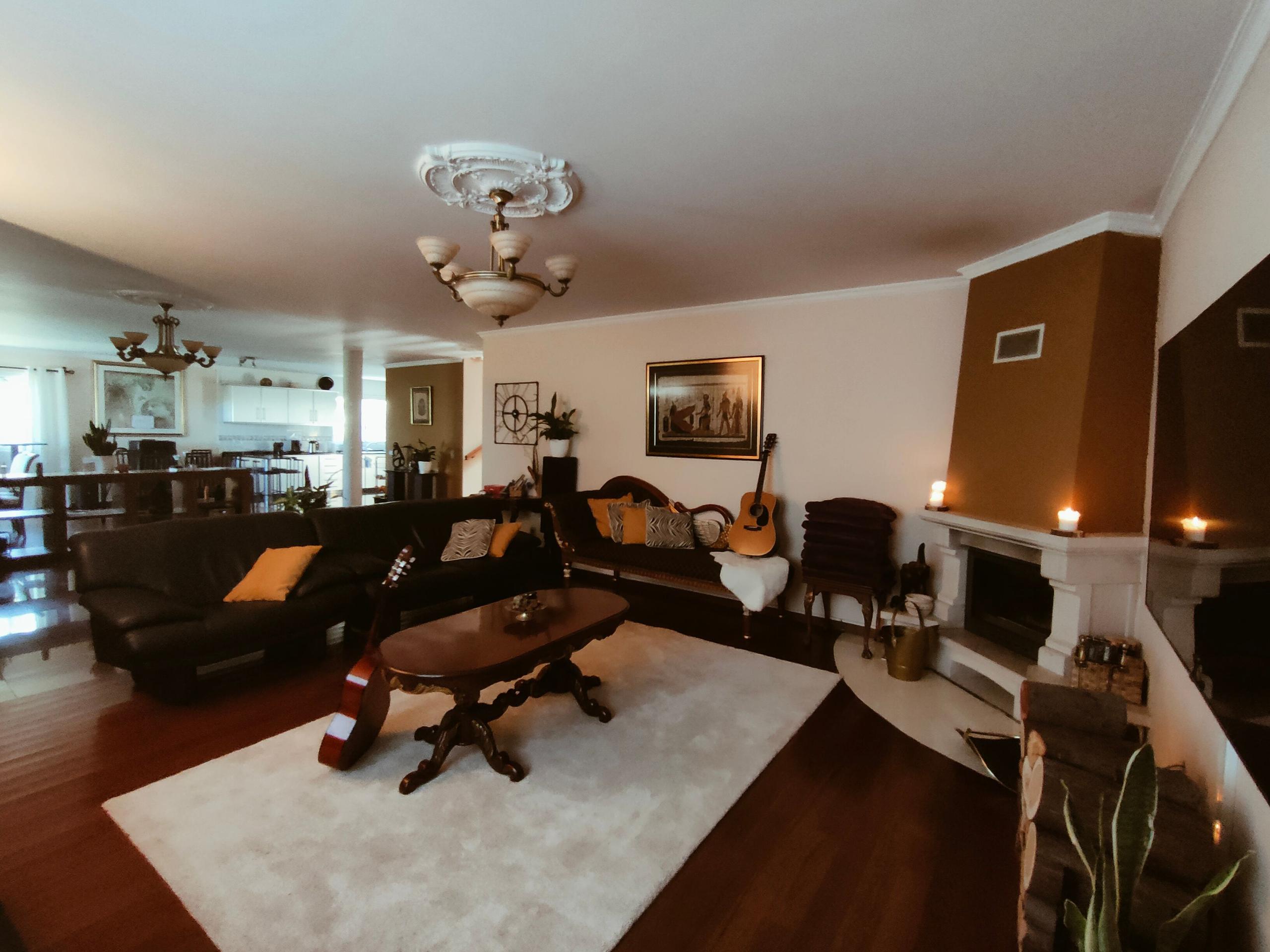 A glimpse of the spacious and inviting living room at Homeoffice Madeira, where guests can relax, socialize, and unwind in a comfortable and beautifully designed space.