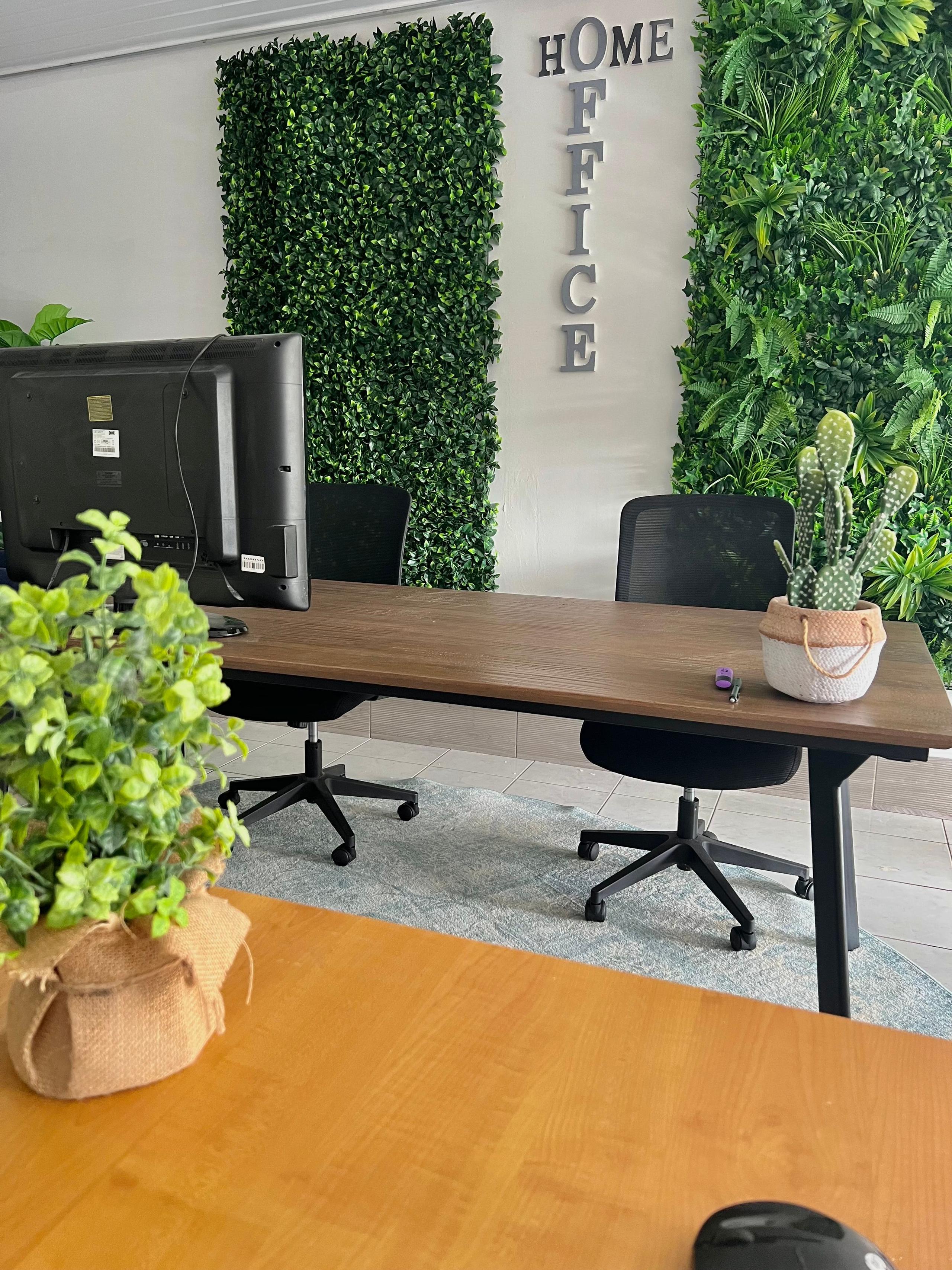 Get inspired by our freshly decorated workspace featuring stylish wall art that adds a touch of creativity and positive vibes to your workday at Homeoffice Madeira.
