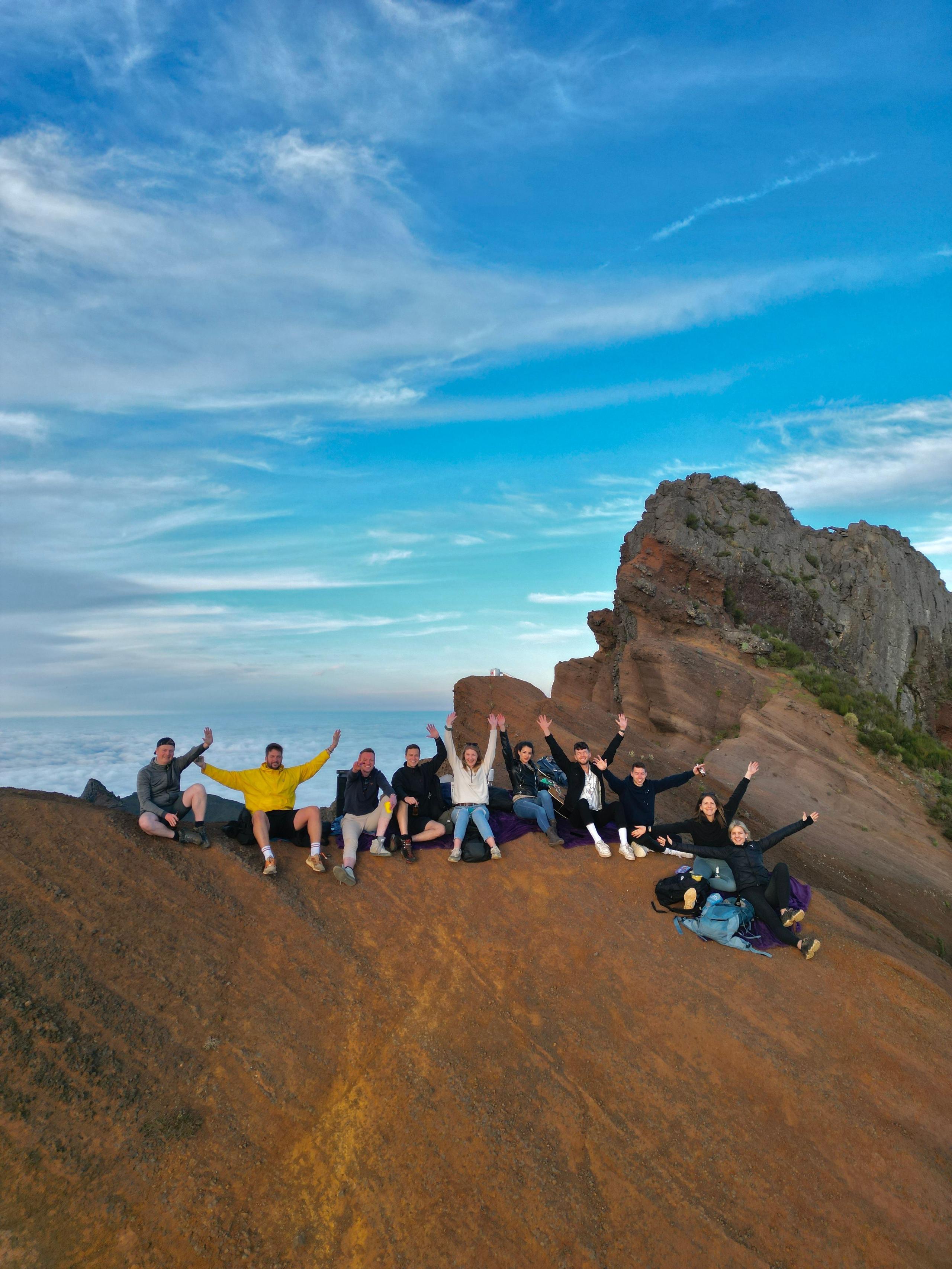 Homeoffice Madeira guests unite for a breathtaking sunset outing above the clouds, capturing the beauty of the moment in a stunning group photo that will be treasured for years to come.