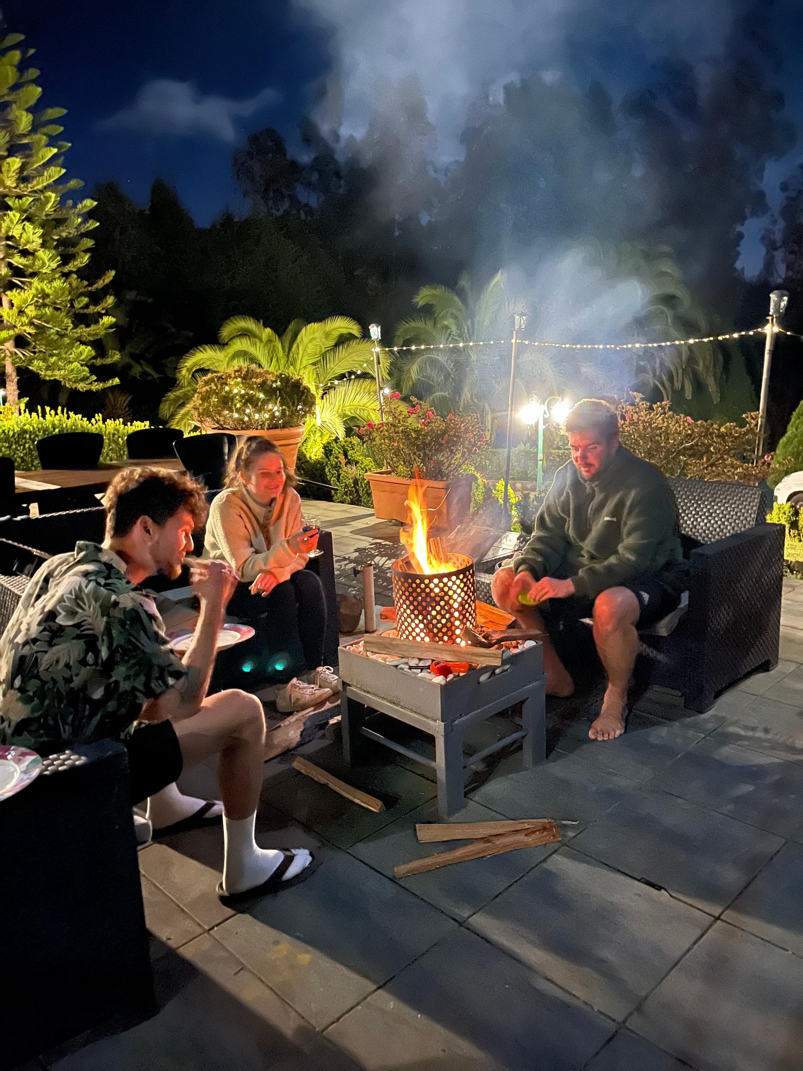 Homeoffice Madeira guests enjoy a heartwarming bonfire evening on the terrace, accompanied by live guitar music, fostering a sense of unity and togetherness in the community.