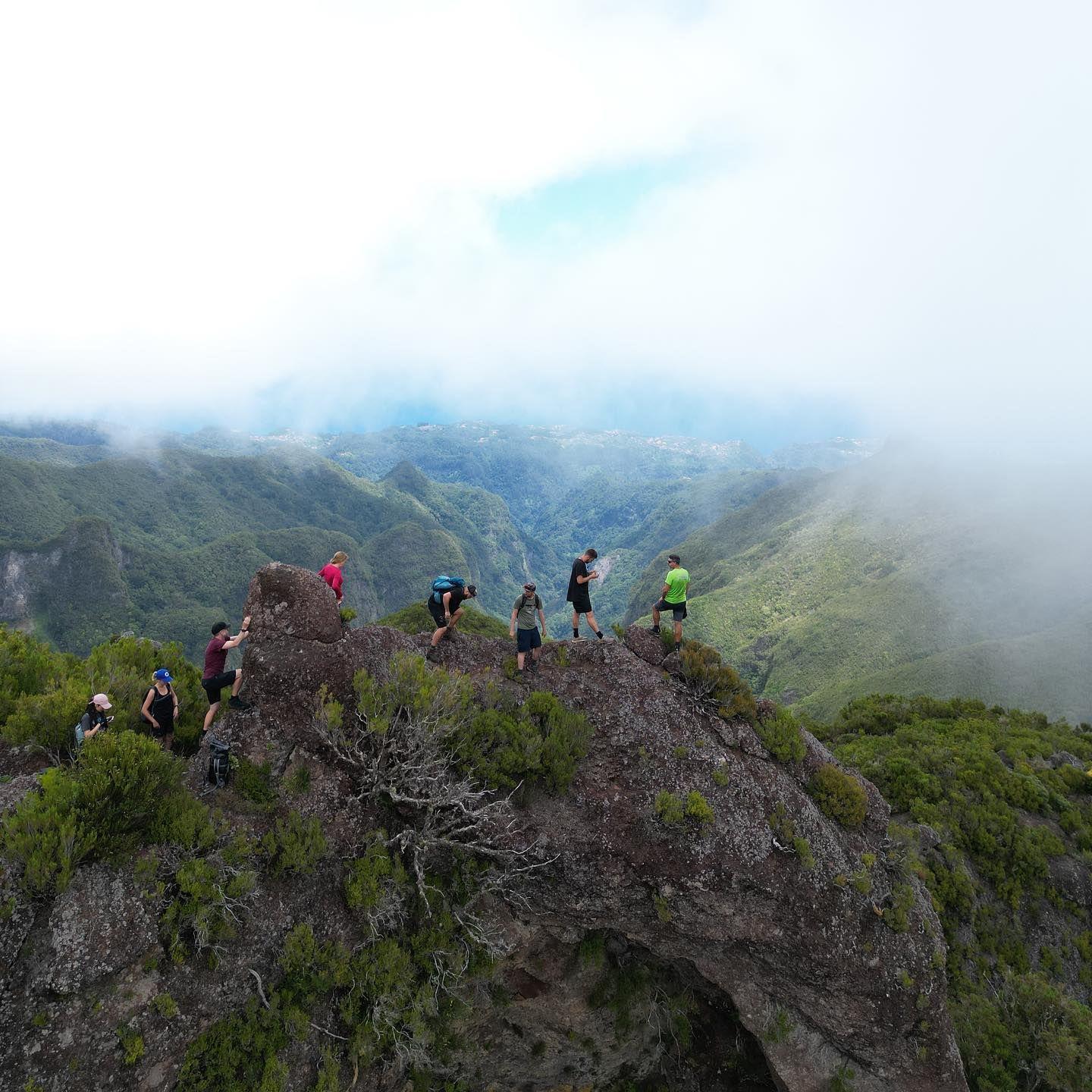 Breathtaking views on the alternative hike to Pico Ruivo with a Homeoffice Madeira group, showcasing stunning mountain scenery and lush greenery.
