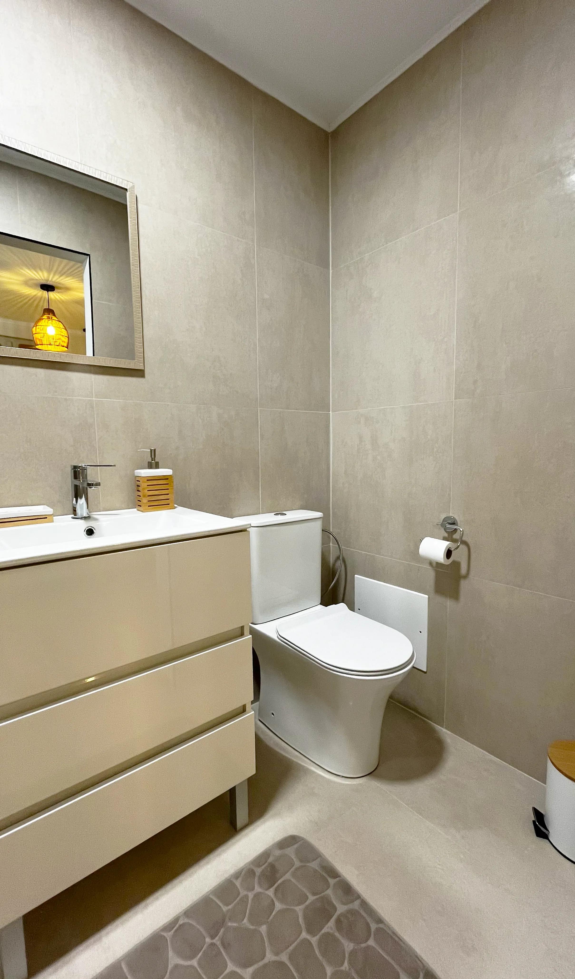 Private bathroom with toilet and vanity unit in Room 01 Gerânio or Room 02 Magnólia