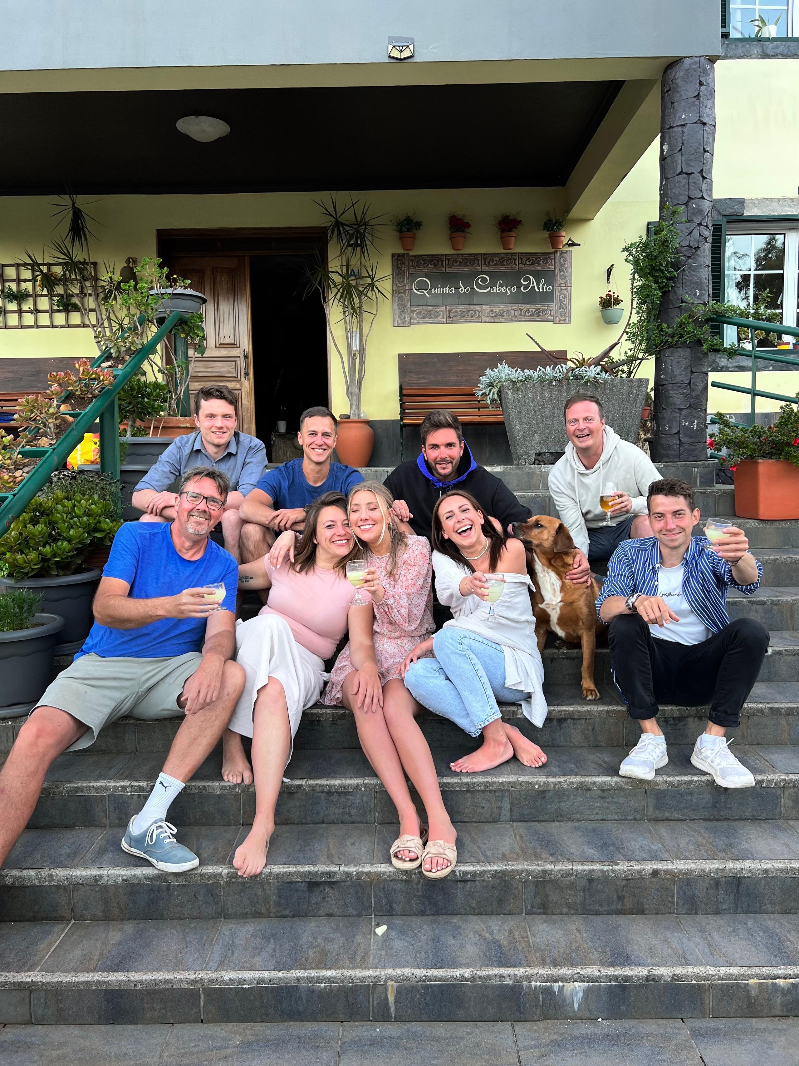 A large group of Homeoffice Madeira guests gather for a memorable group photo in front of the beautiful villa, celebrating the community spirit and their shared adventure on the island.