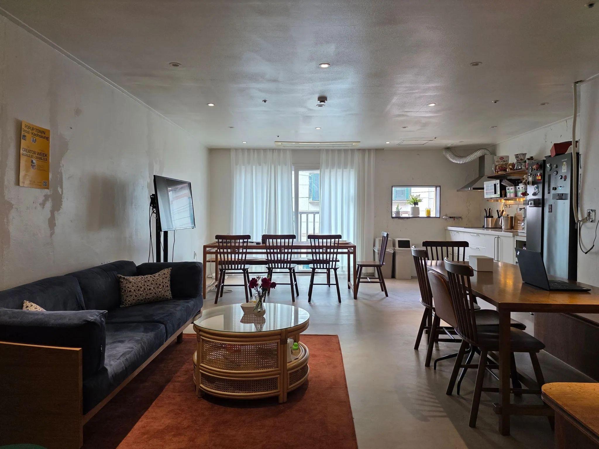 1F Kitchen / Lounge
