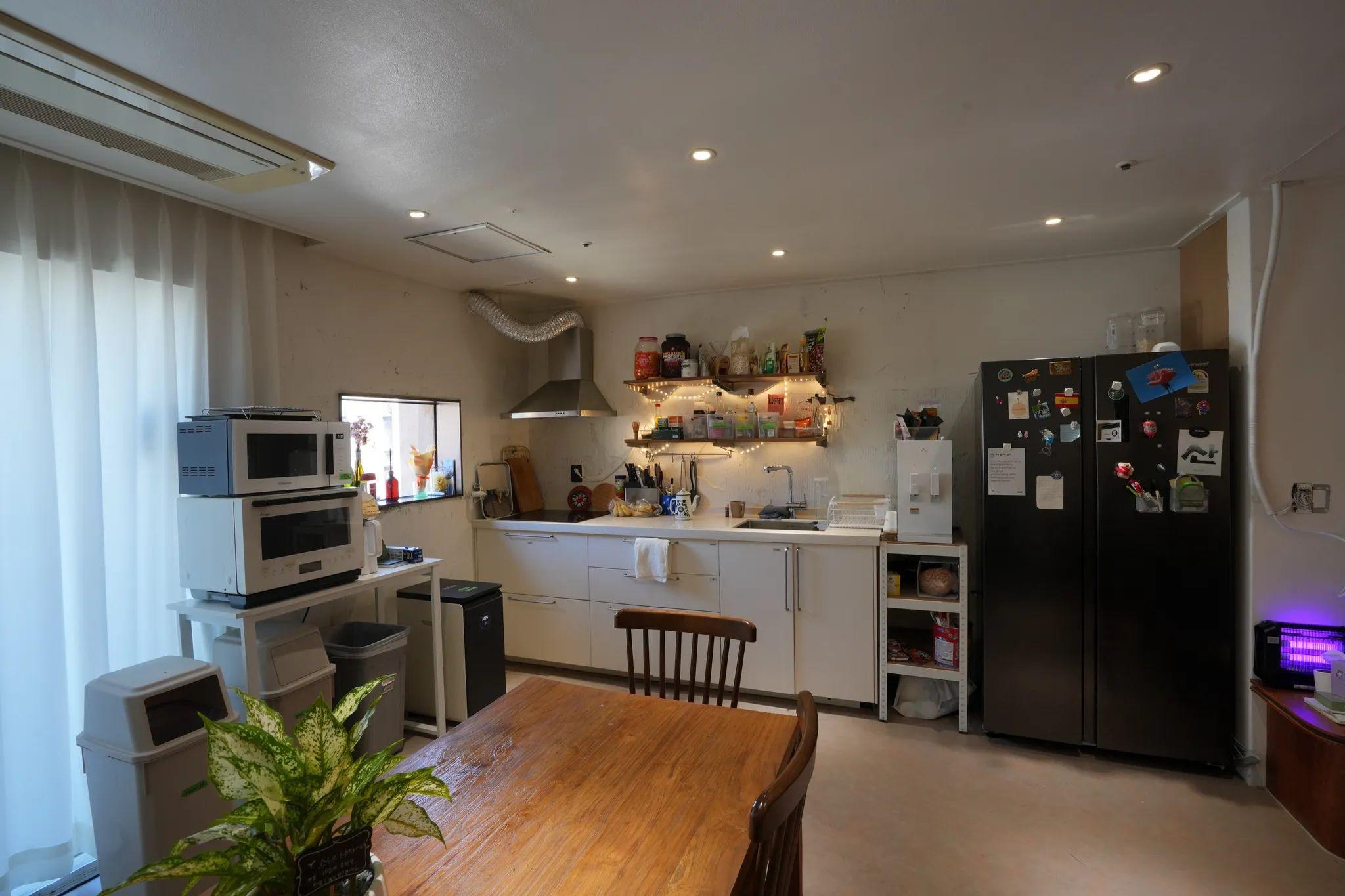 1F Kitchen / Lounge