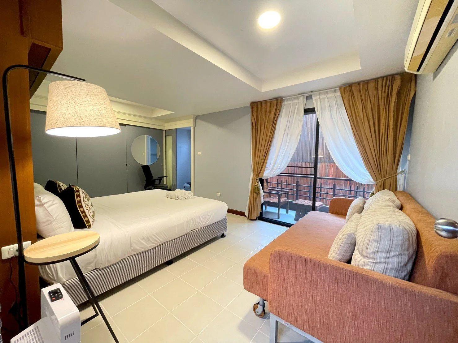 Grand room interior view with queen bed and large sliding doors
