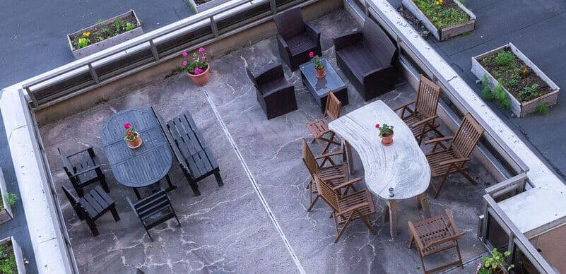 Outdoor terrace at Hub Feenix