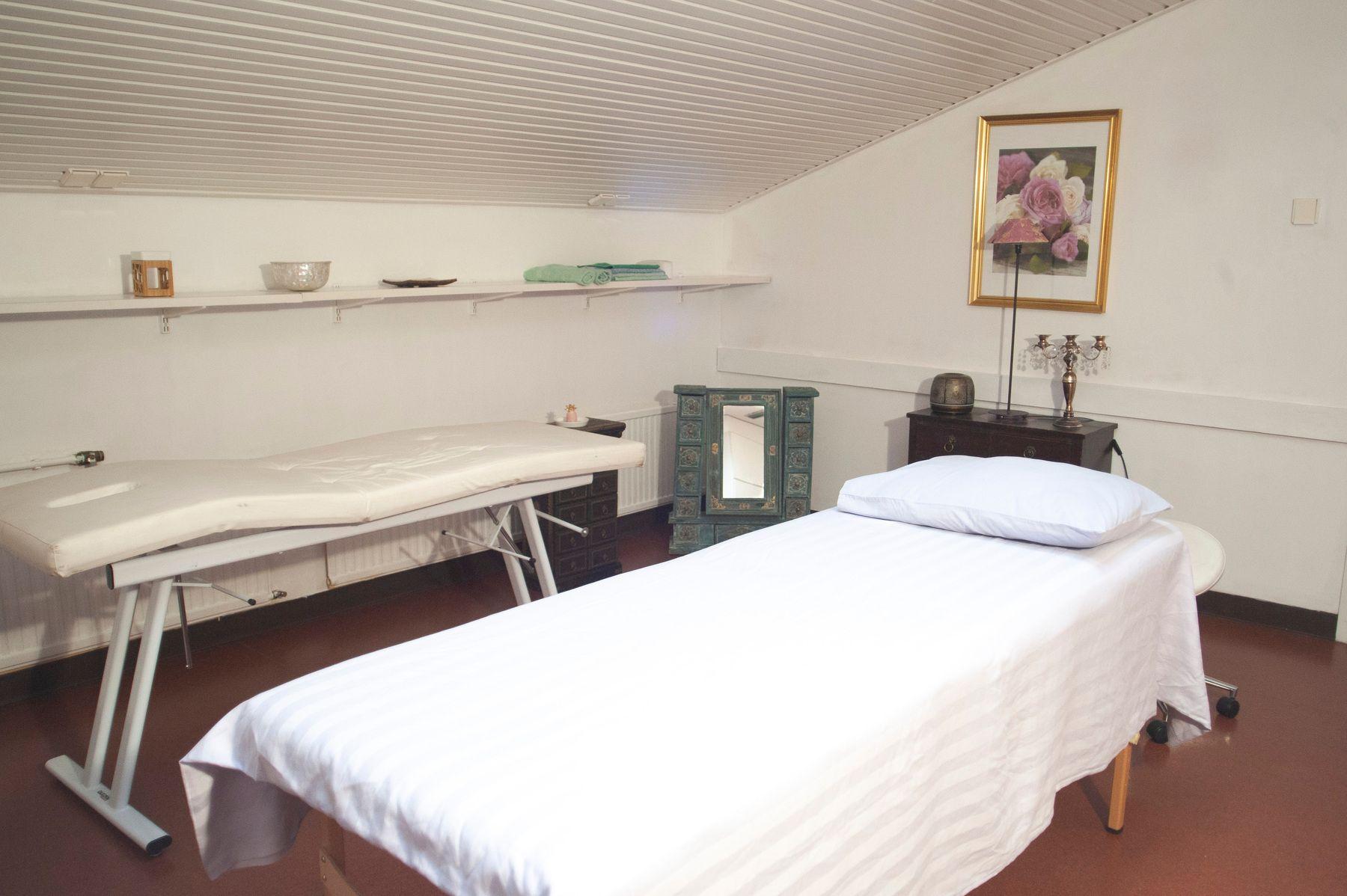 Massage bed in the healing salon at Hub Feenix