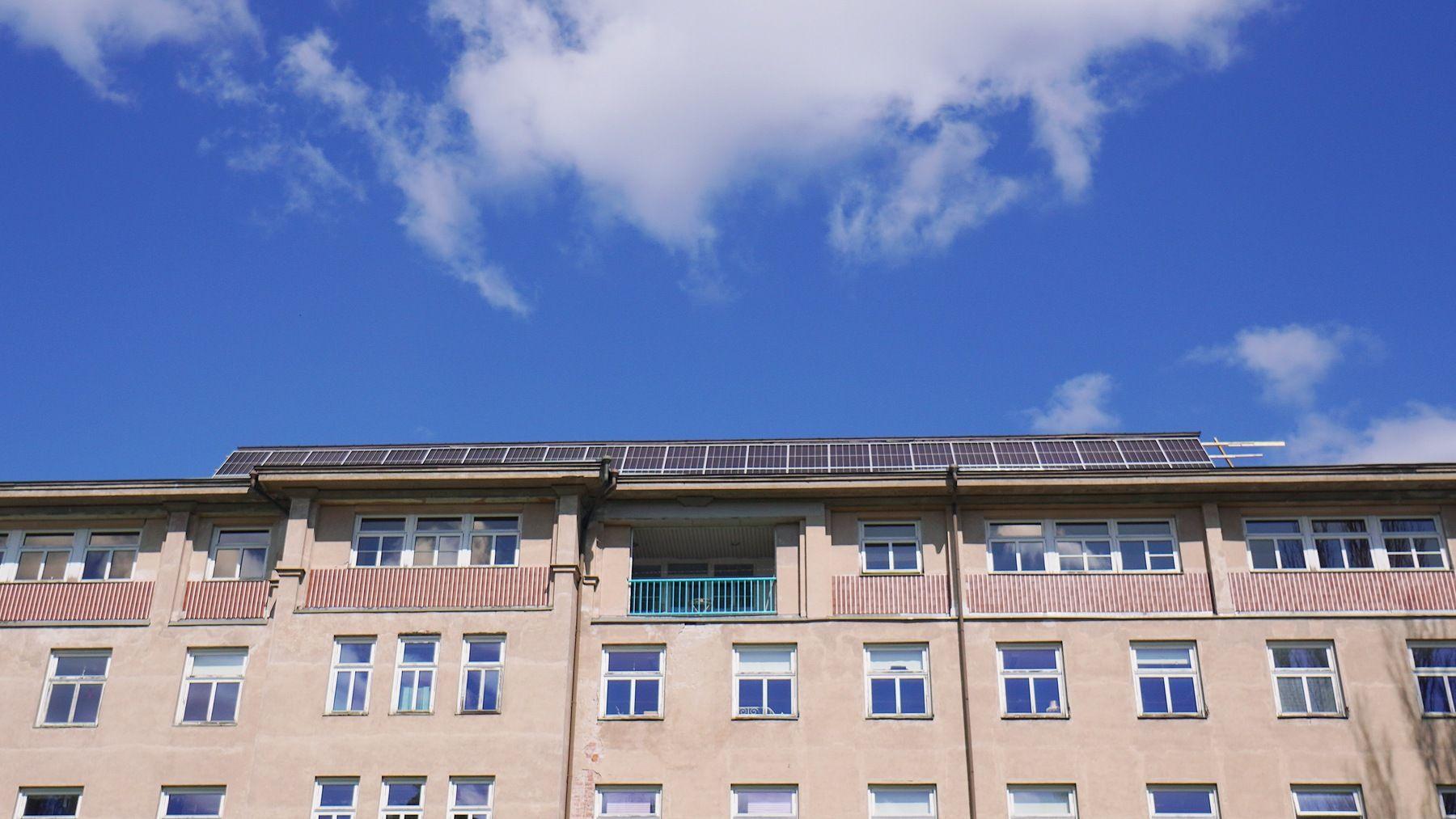 Solar panels on the Hub Feenix campus