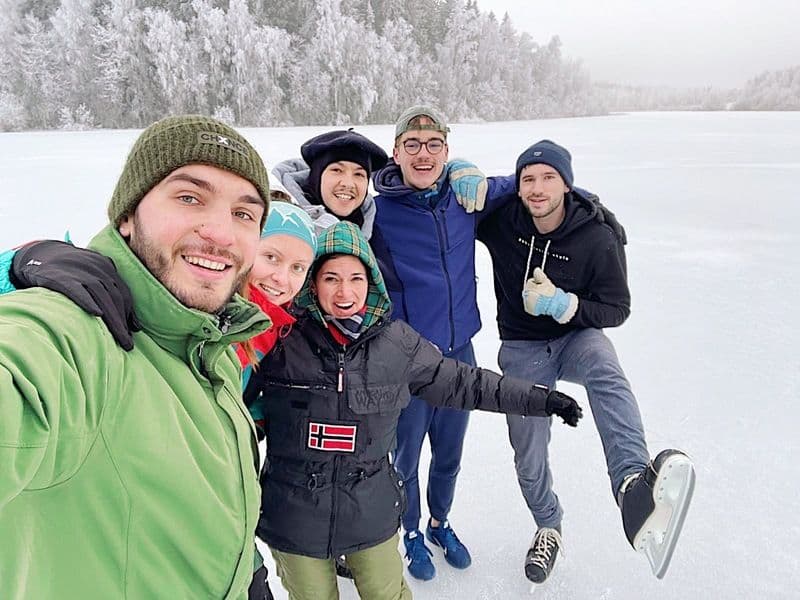 Volunteers at Hub Feenix