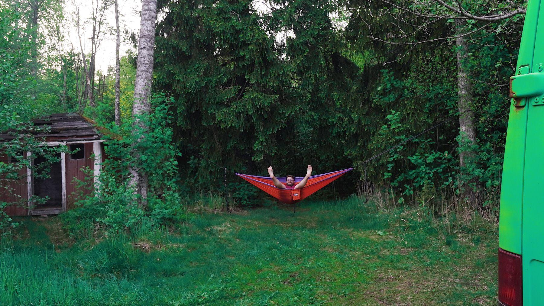 Person relaxing in a hammock outdoors at Hub Feenix