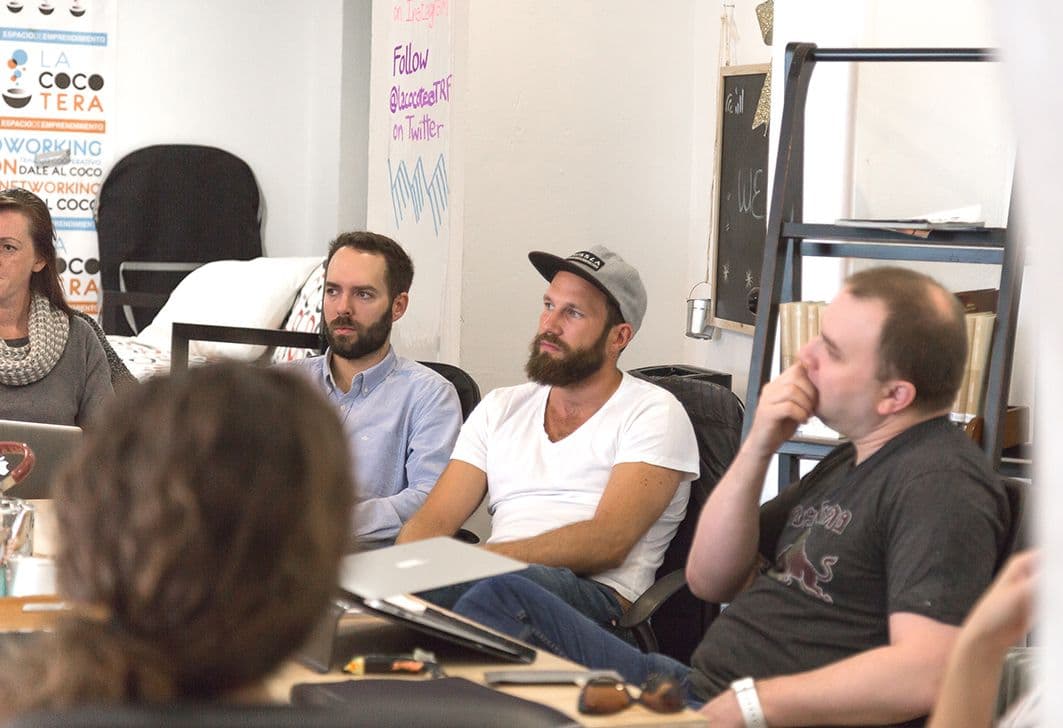 Cocos trabajando · La Cocotera Hostel & Coworking · Tarifa