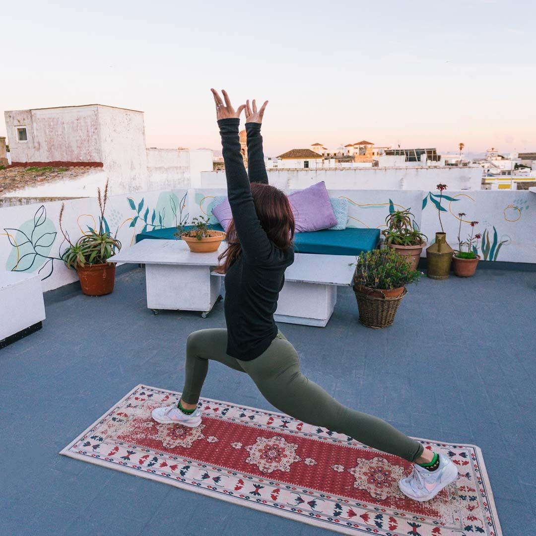 Yoga desde la terraza de La Cocotera Tarifa