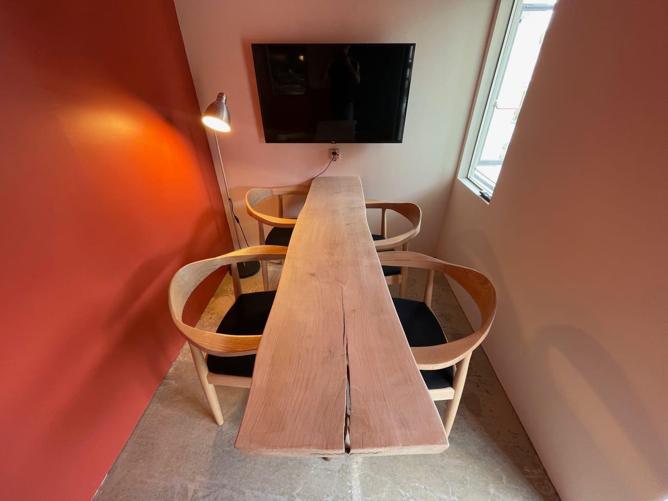 Hero image of the meeting room at Les Briques