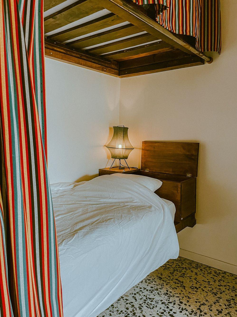 Each bed includes a lamp, locker (with power) and curtain. Next to the room there is also a private lounge to work, chill or connect.