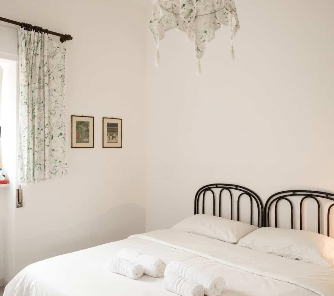 Double room with natural light at Masseria Olga coliving in Italy