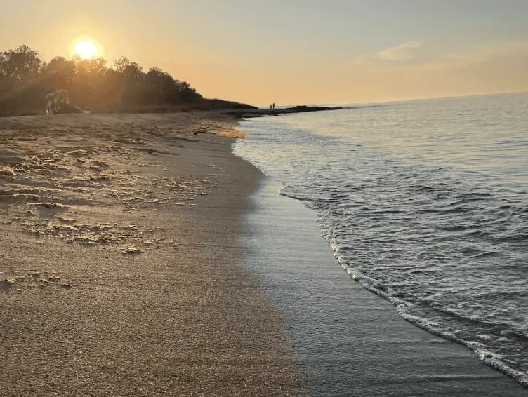 Sandy beach at sunset in Puglia near Masseria Olga coliving