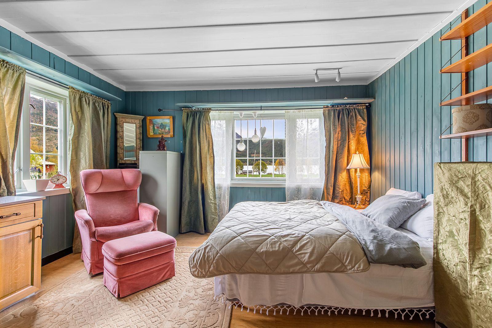 Keipen first floor room wide view