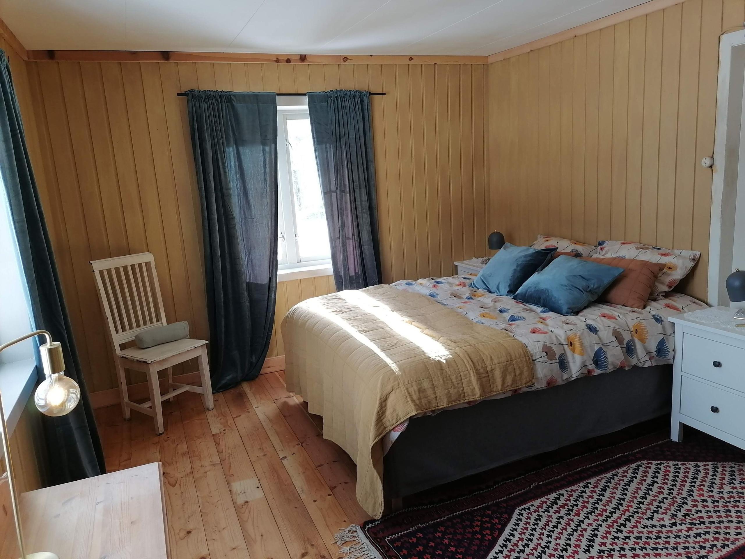 The Yellow Room with lake and mountain view