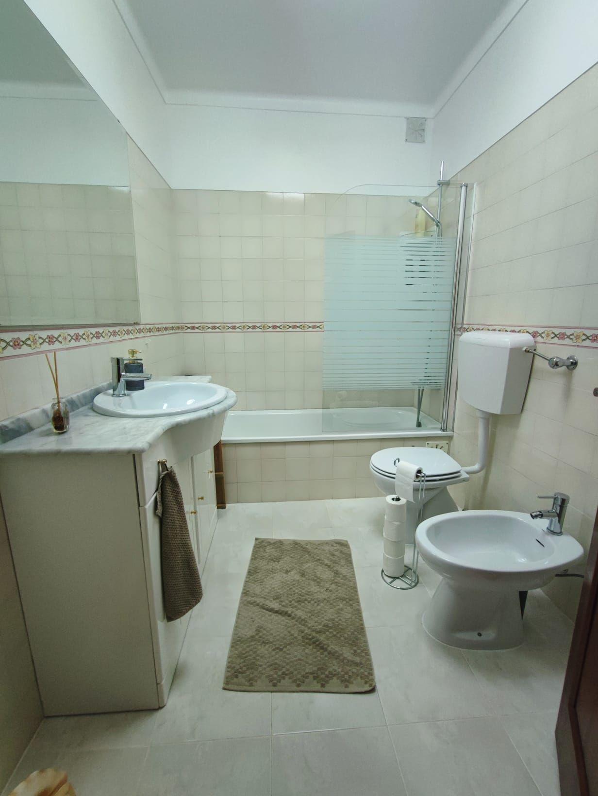 Shared bathroom with bathtub and bidet at Laura's Home coliving