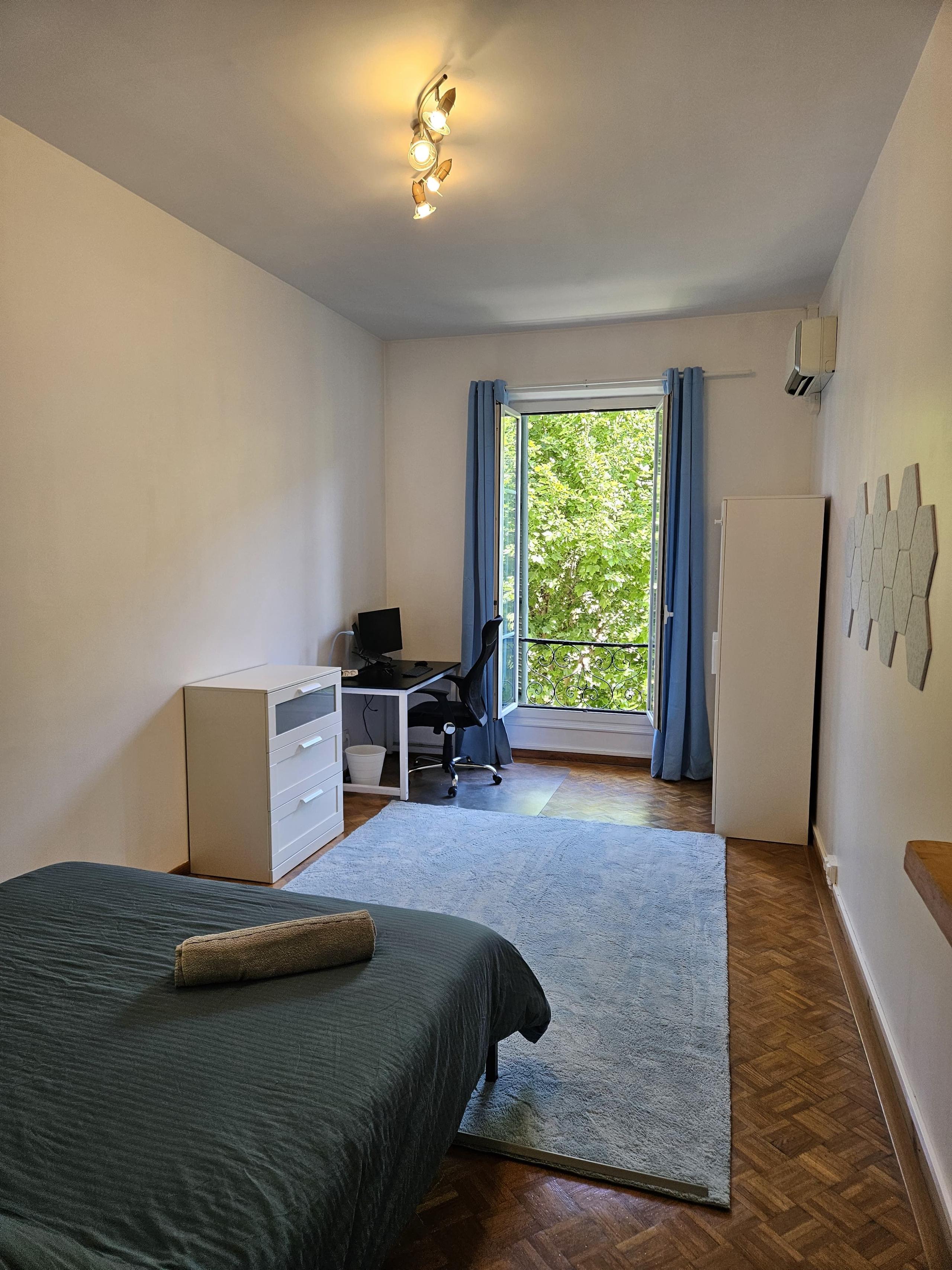 Private room Mont Boron with queen size bed, ergonomic desk, wardrobe and window overlooking greenery