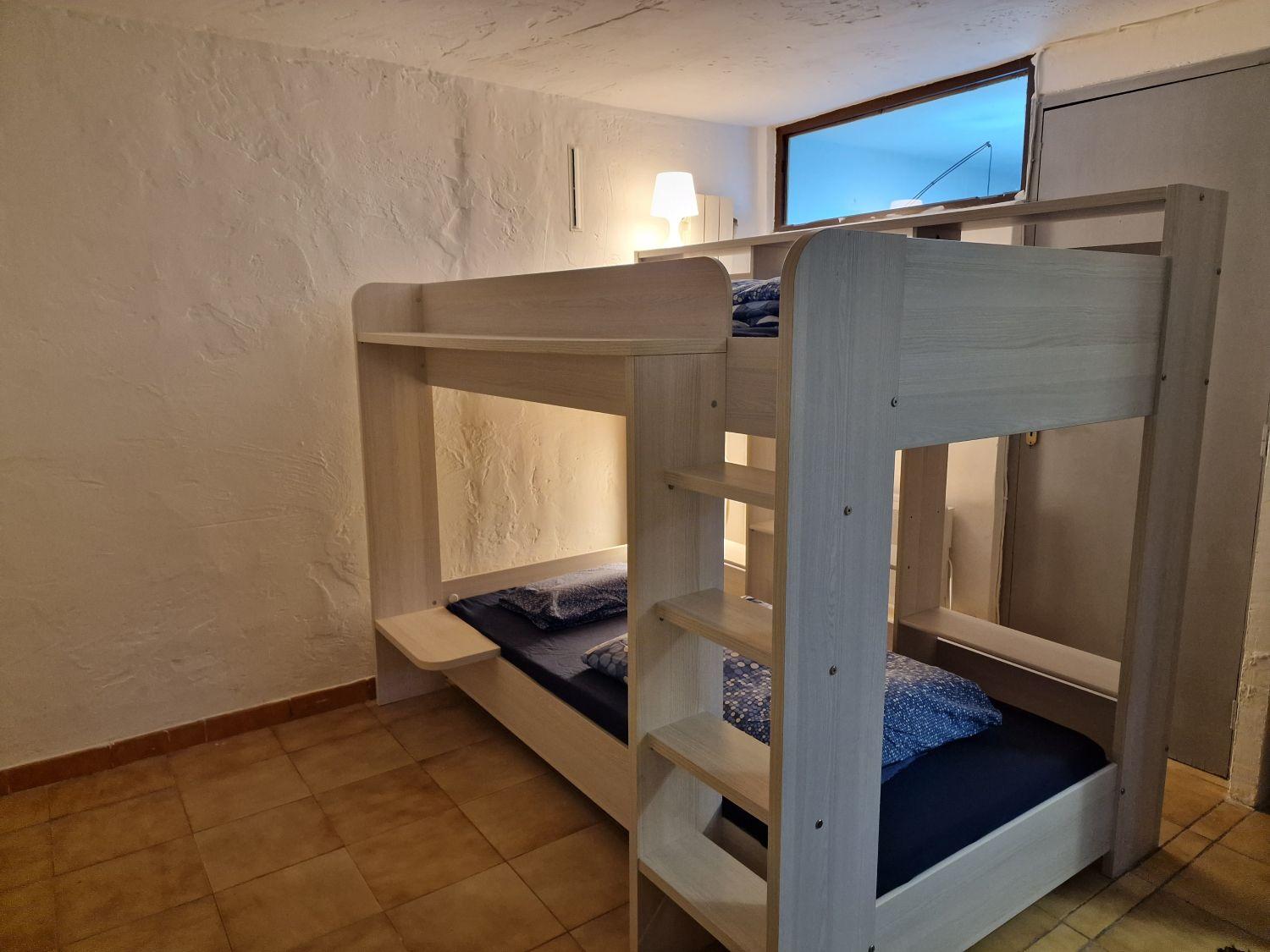 Marseille shared flat with bunk beds in a basement-level room