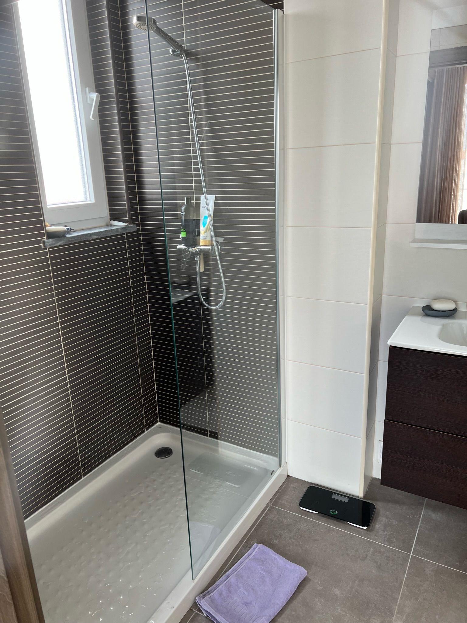 Private bathroom with walk-in shower in the Ensuíte Supertubos