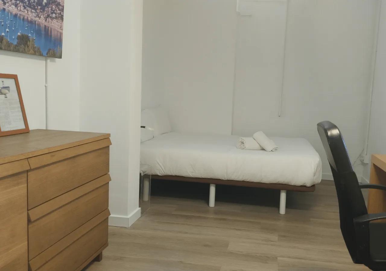 Double bedroom Isla with a double bed, dresser, and ergonomic chair