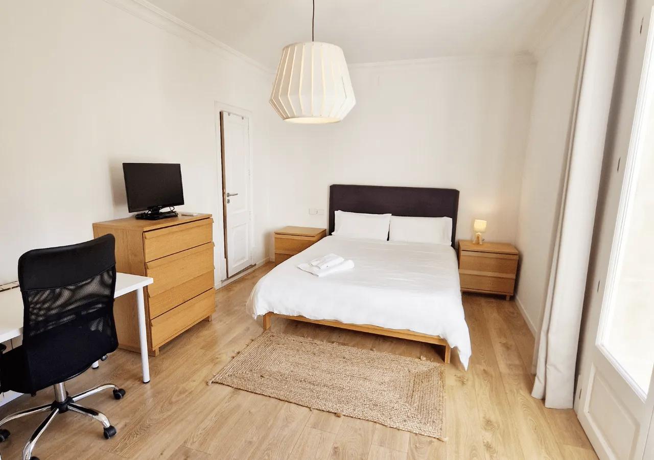 Beautiful and spacious ensuite bedroom Laguna with a double bed, desk, ergonomic chair, and natural light
