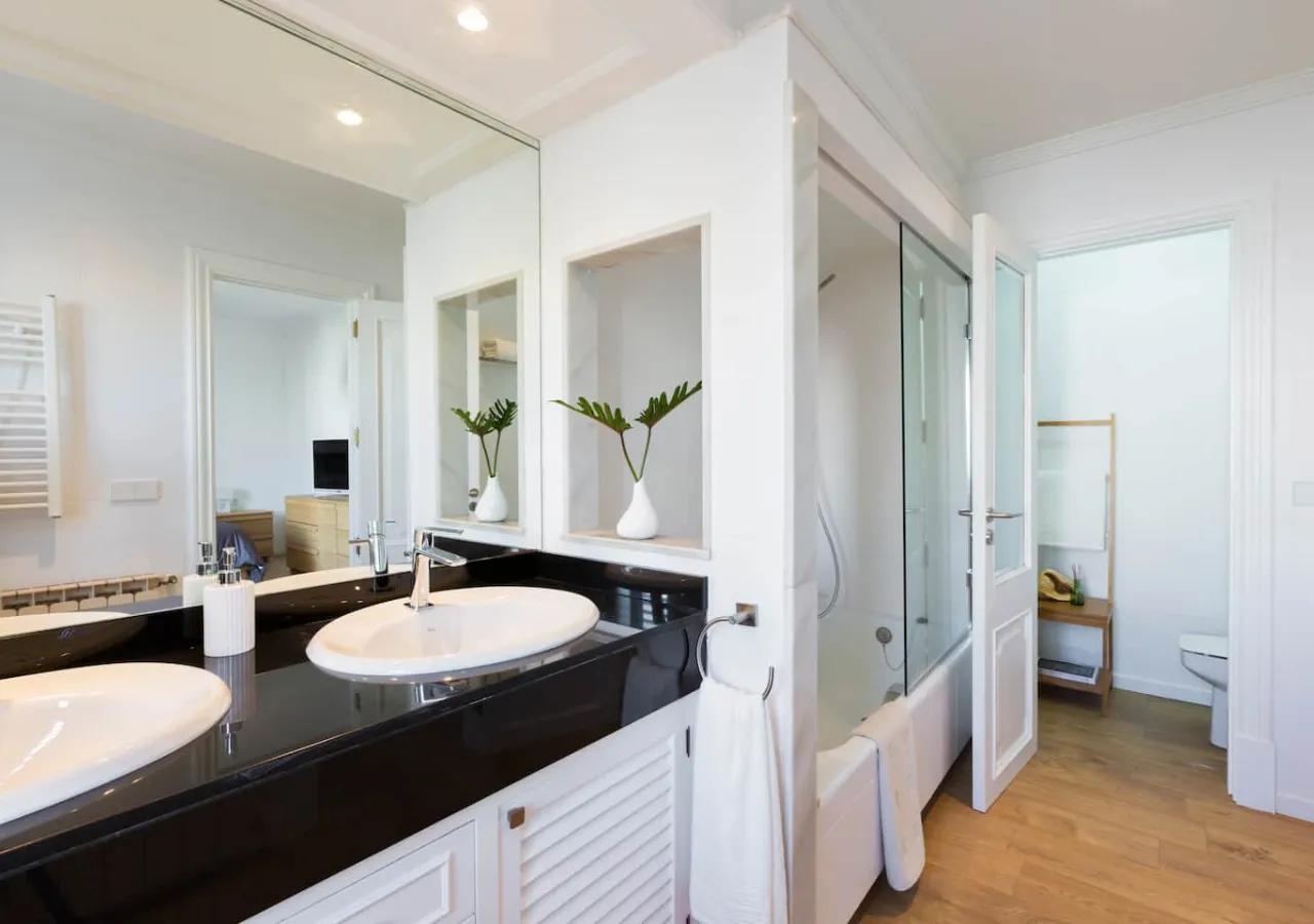 Private double bathroom of the master ensuite bedroom Palma with double sinks, bathtub, and shower