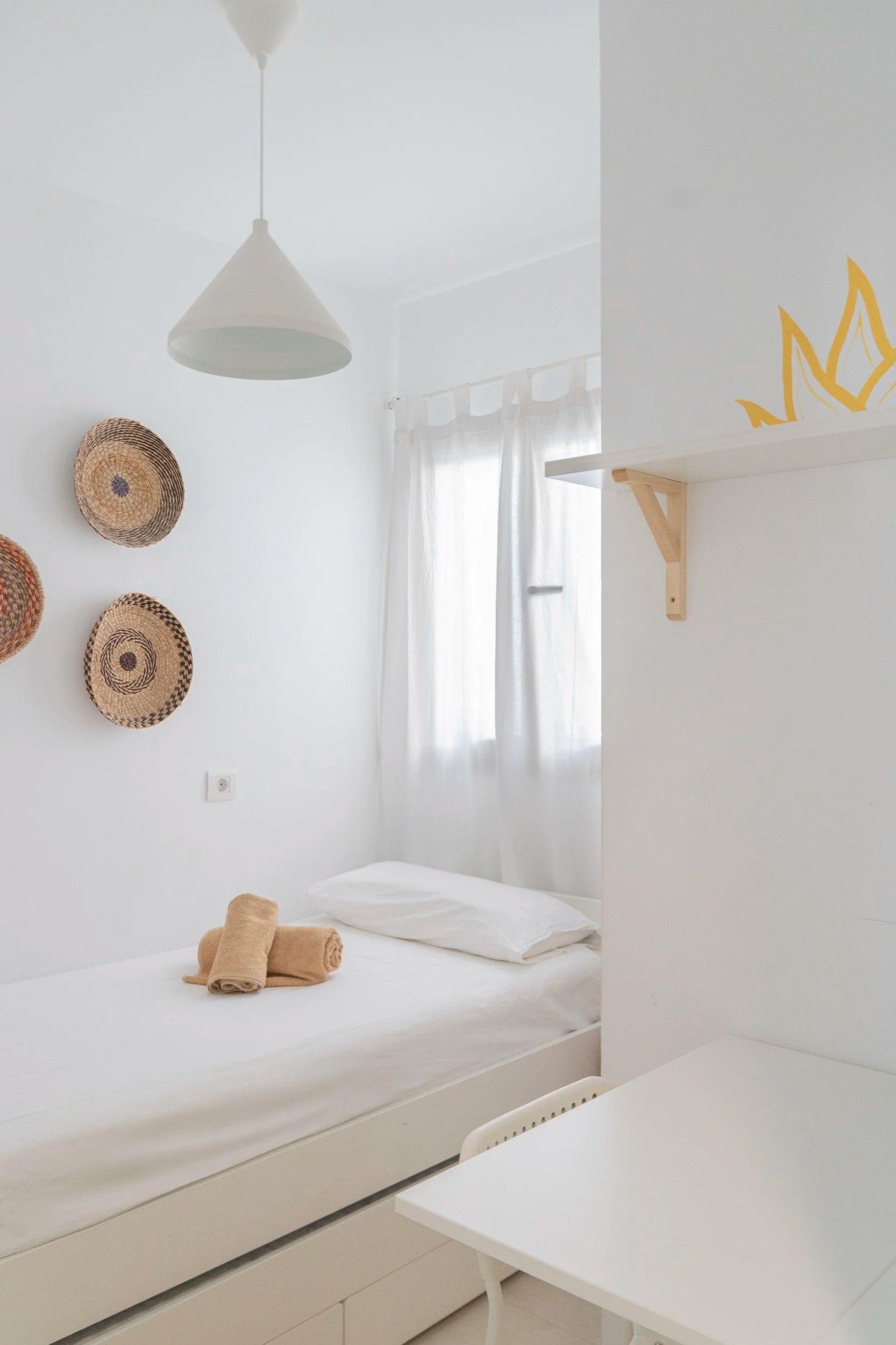 Small single bed room – 8 m², single bed