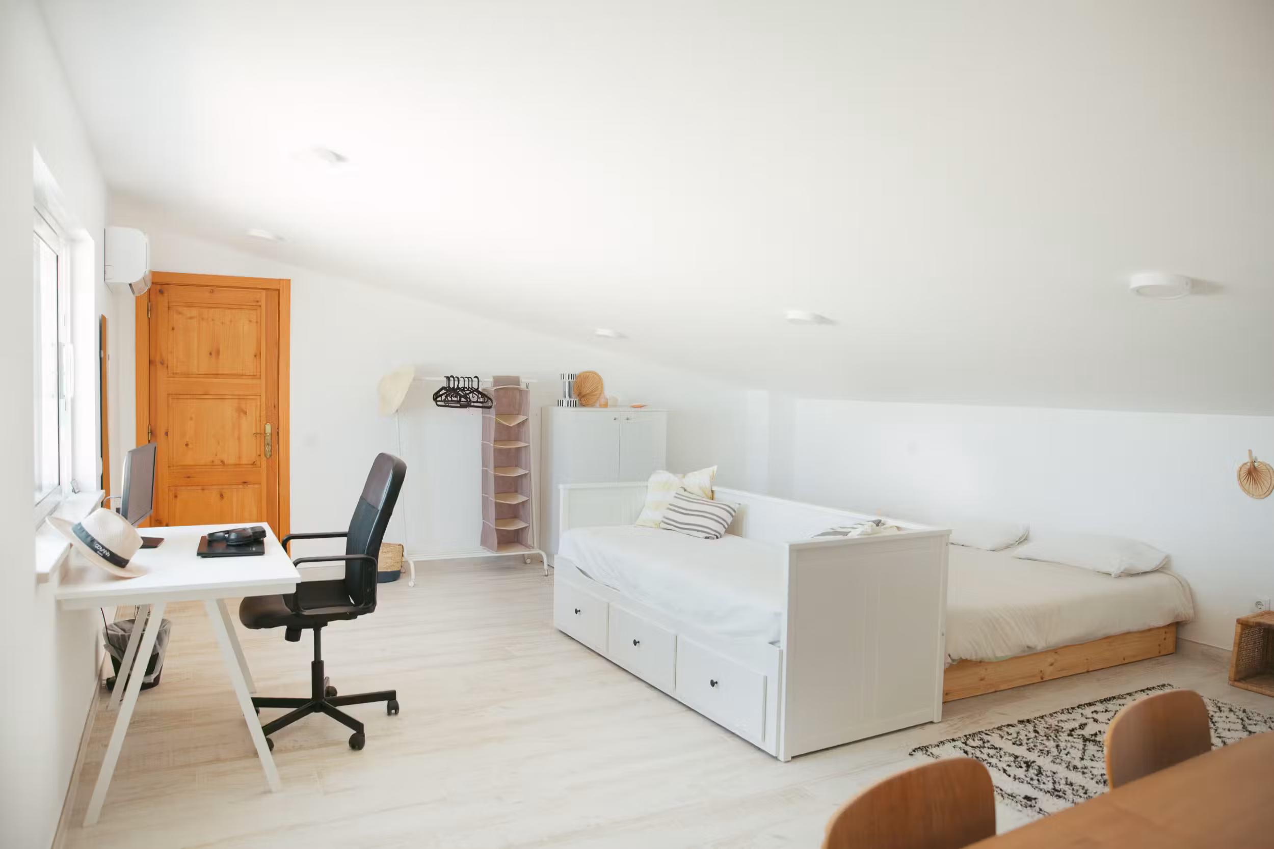 Desk in Olhao room – POMAR base