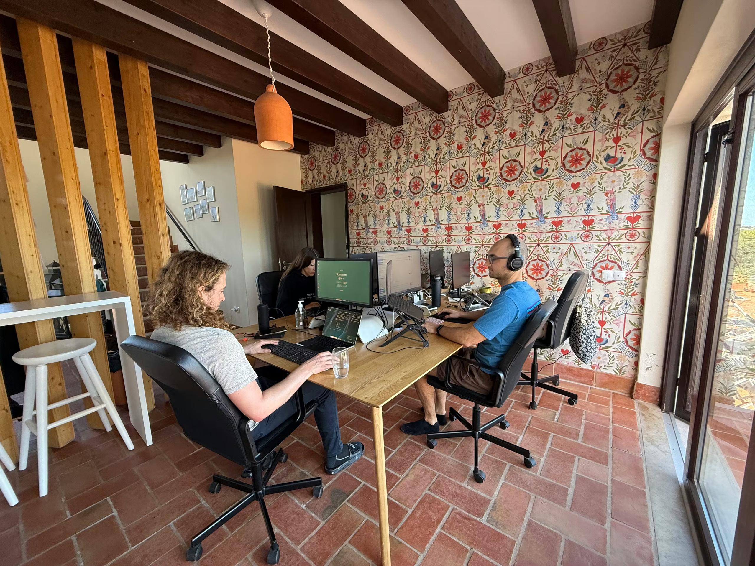 Coworking setting at Na Praia – POMAR coliving