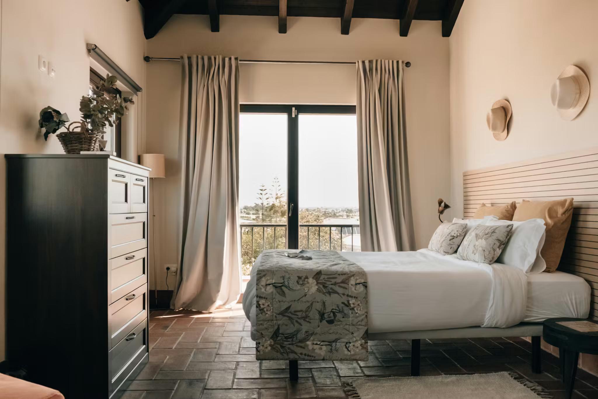 Passo double bedroom with private bathroom, ground floor at POMAR na praia