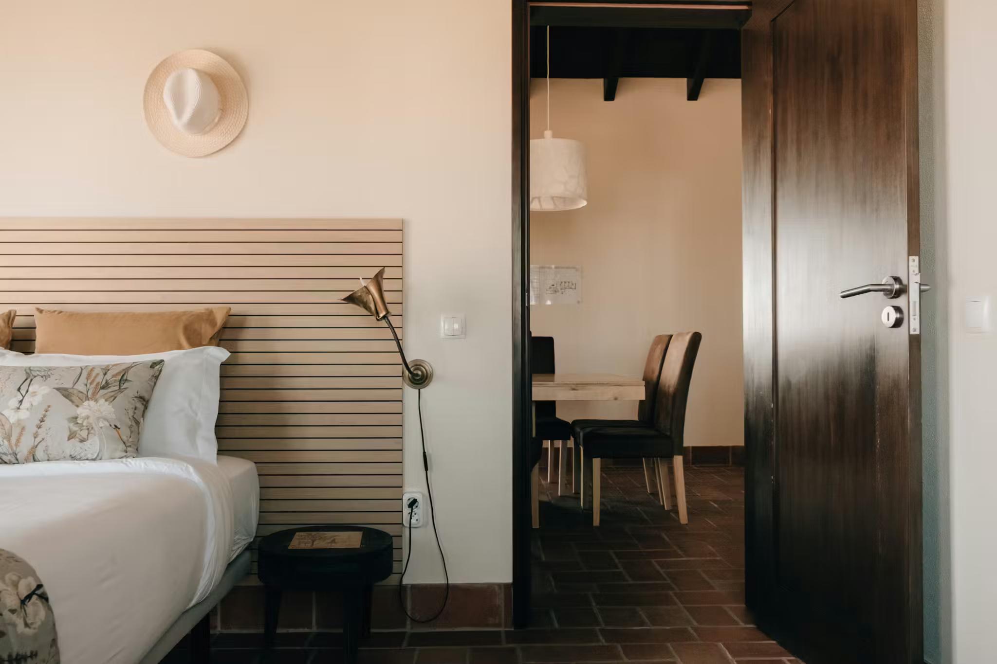 Passo's bedroom and door to living room - POMAR coliving