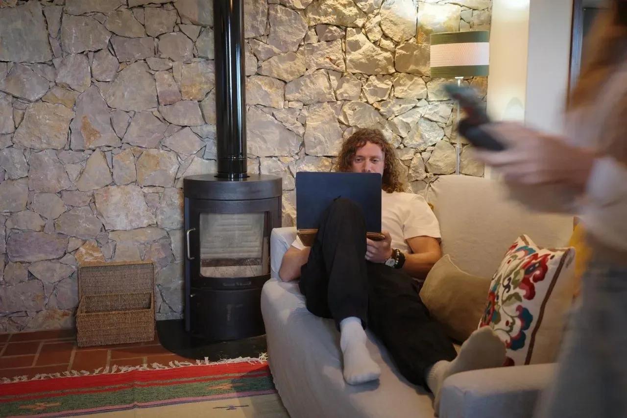 Working in the living room at POMAR na praia – POMAR coliving