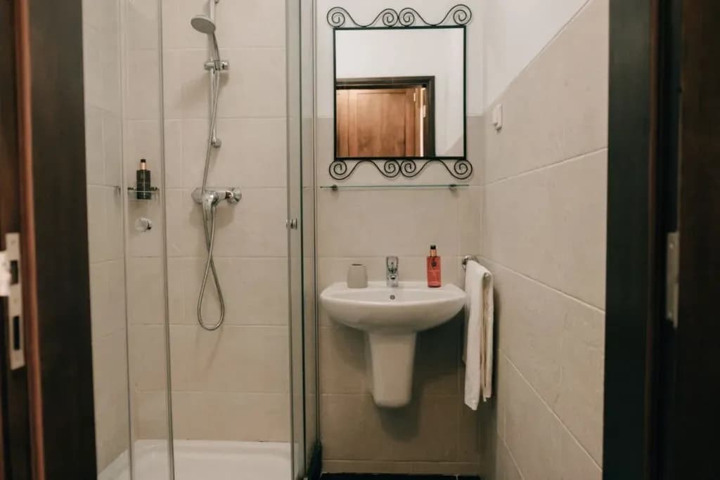 Upstairs bathroom - Salinos