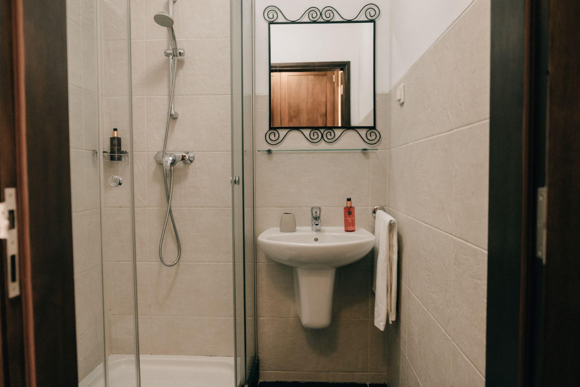 Bathroom of upstairs bedroom - POMAR na praia