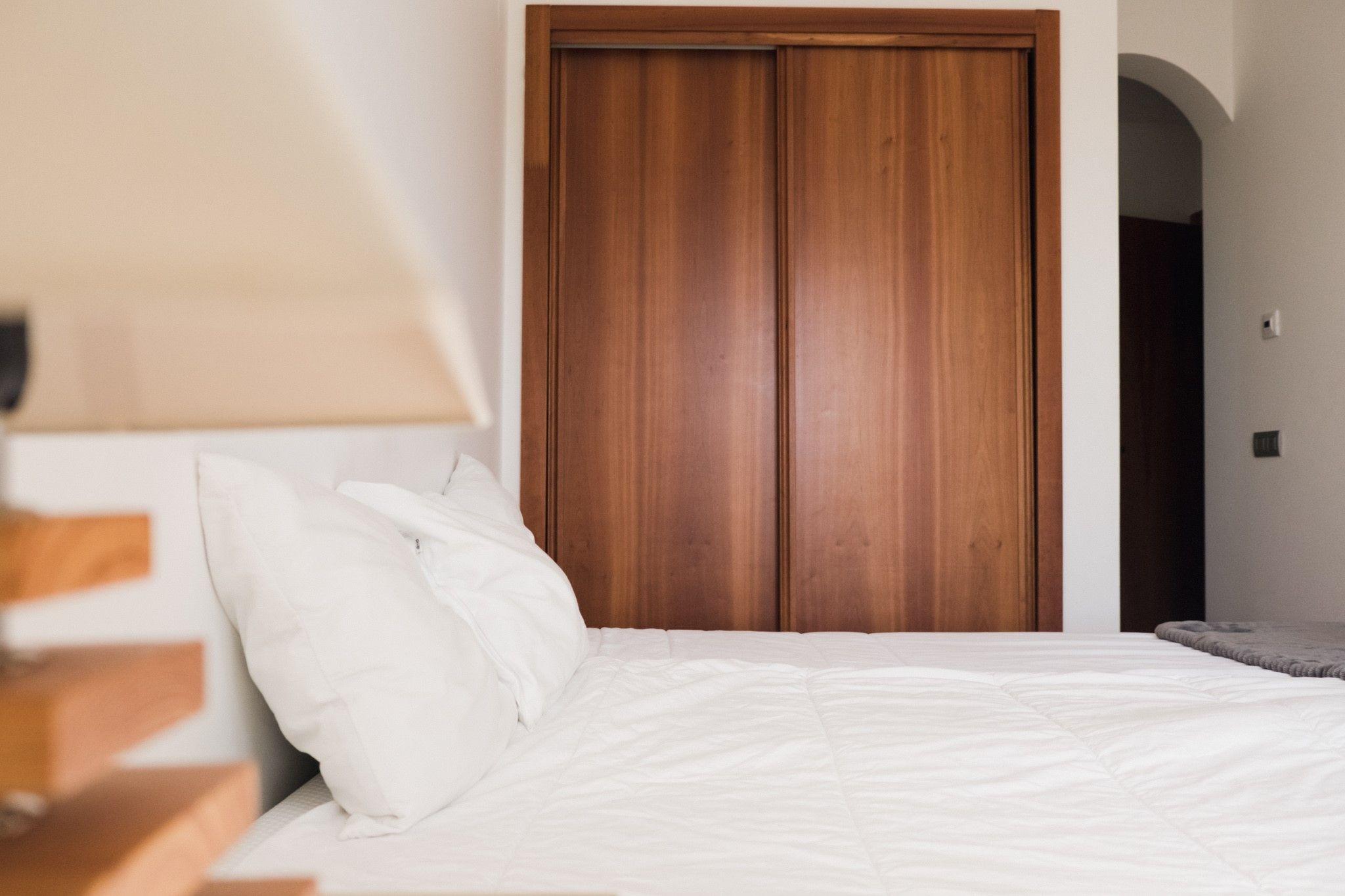 Double bedroom with private bathroom - bed view - POMAR coliving