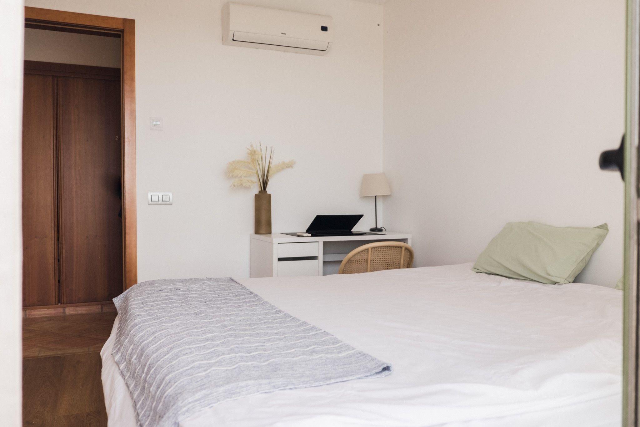Double bedroom with shared bathroom - bed view - POMAR coliving