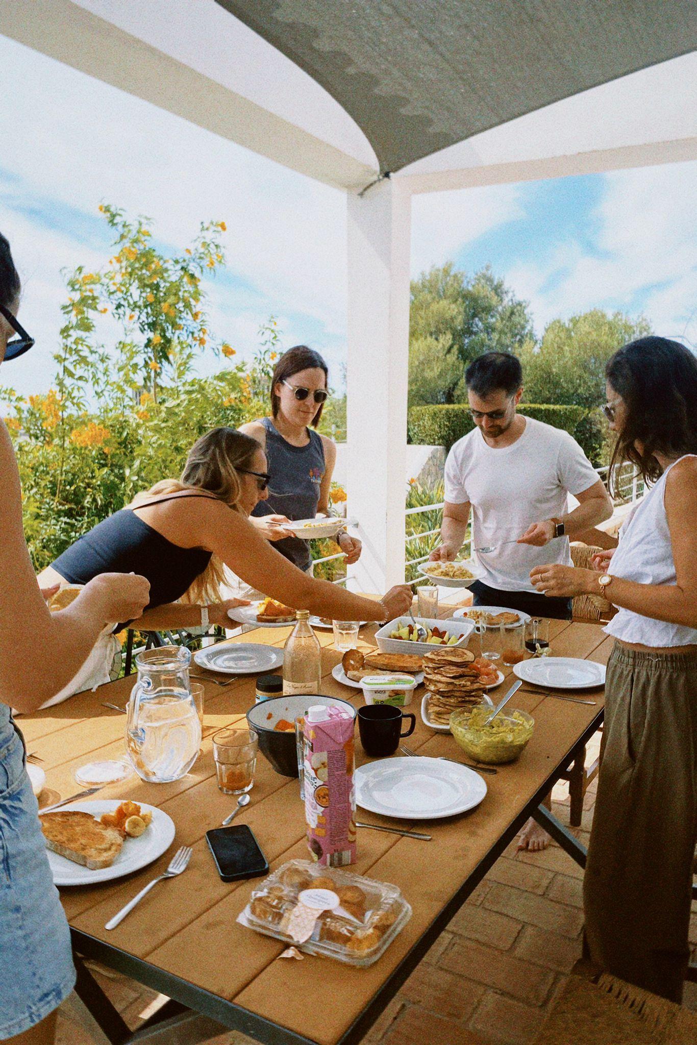 Family dinner at POMAR na serra – POMAR coliving